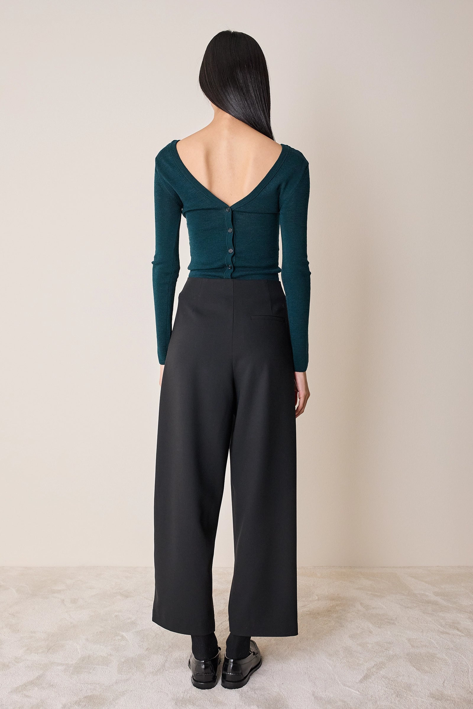 Pullover con scollo a V sulla schiena