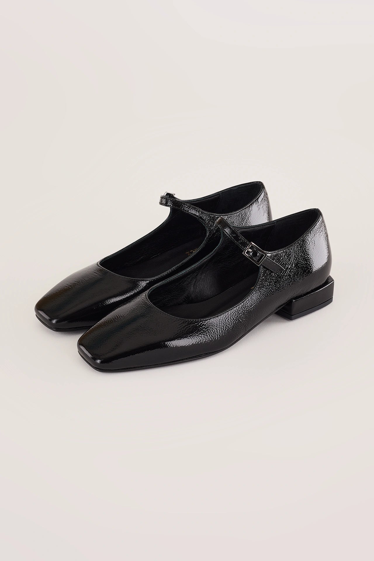 Ballerine in pelle lucida con cinturino