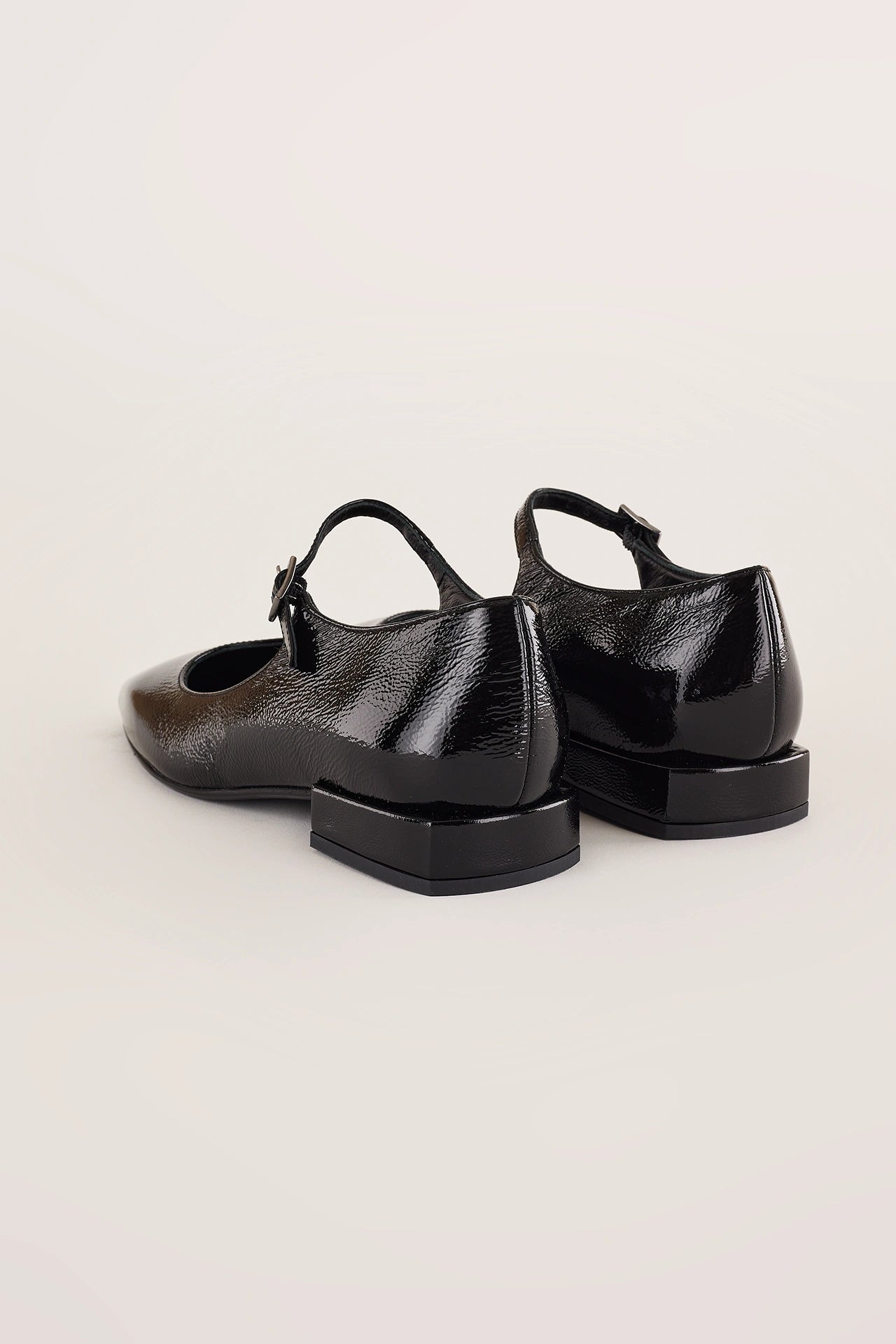 Ballerine in pelle lucida con cinturino