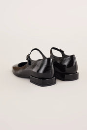 Ballerine in pelle lucida con cinturino