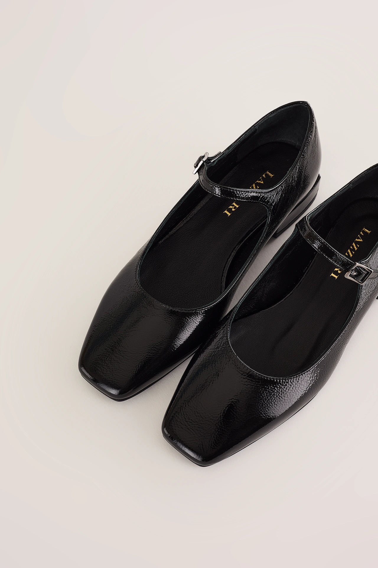 Ballerine in pelle lucida con cinturino