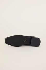 Ballerine in pelle lucida con cinturino
