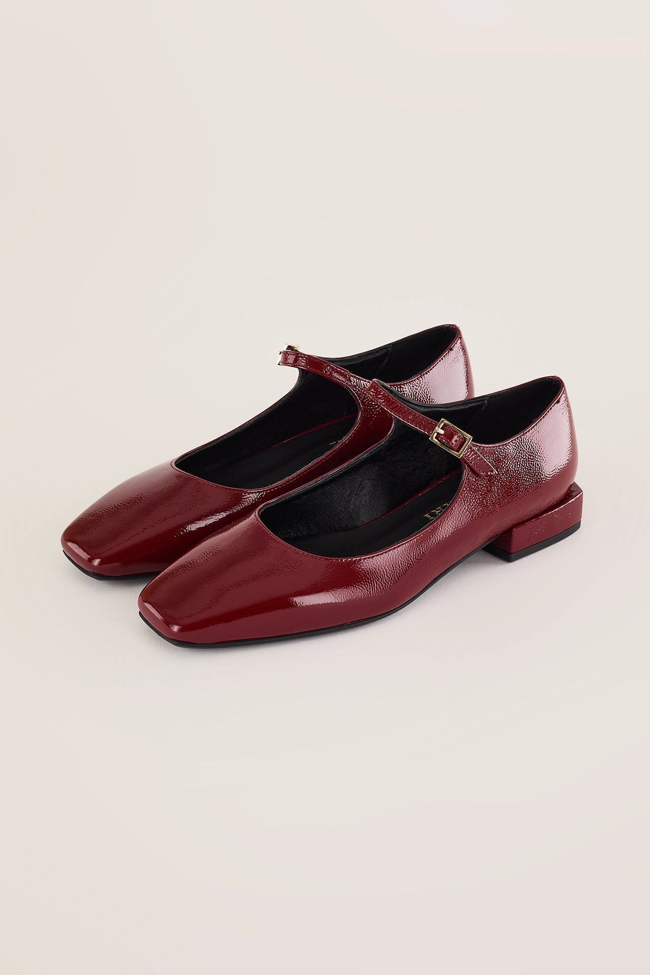 Ballerine in pelle lucida con cinturino