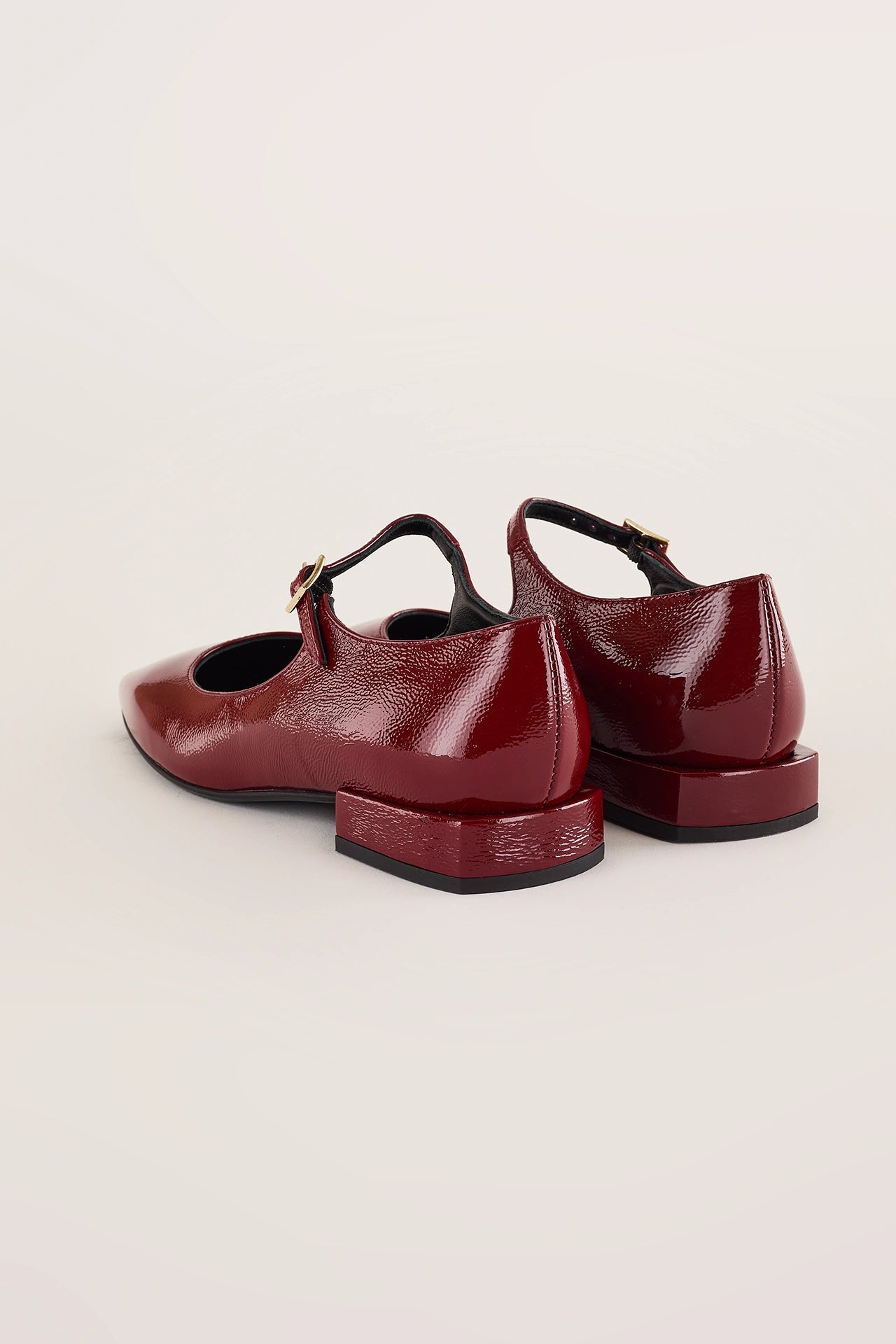 Ballerine in pelle lucida con cinturino