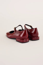 Ballerine in pelle lucida con cinturino