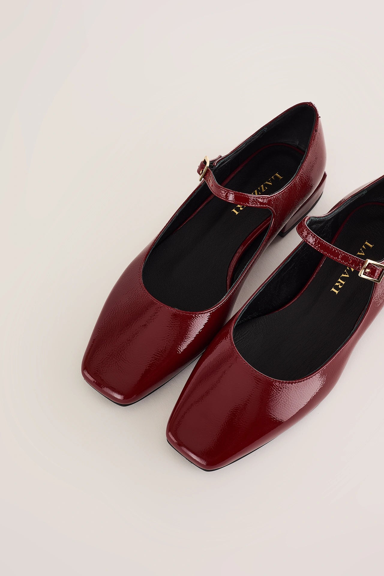 Ballerine in pelle lucida con cinturino