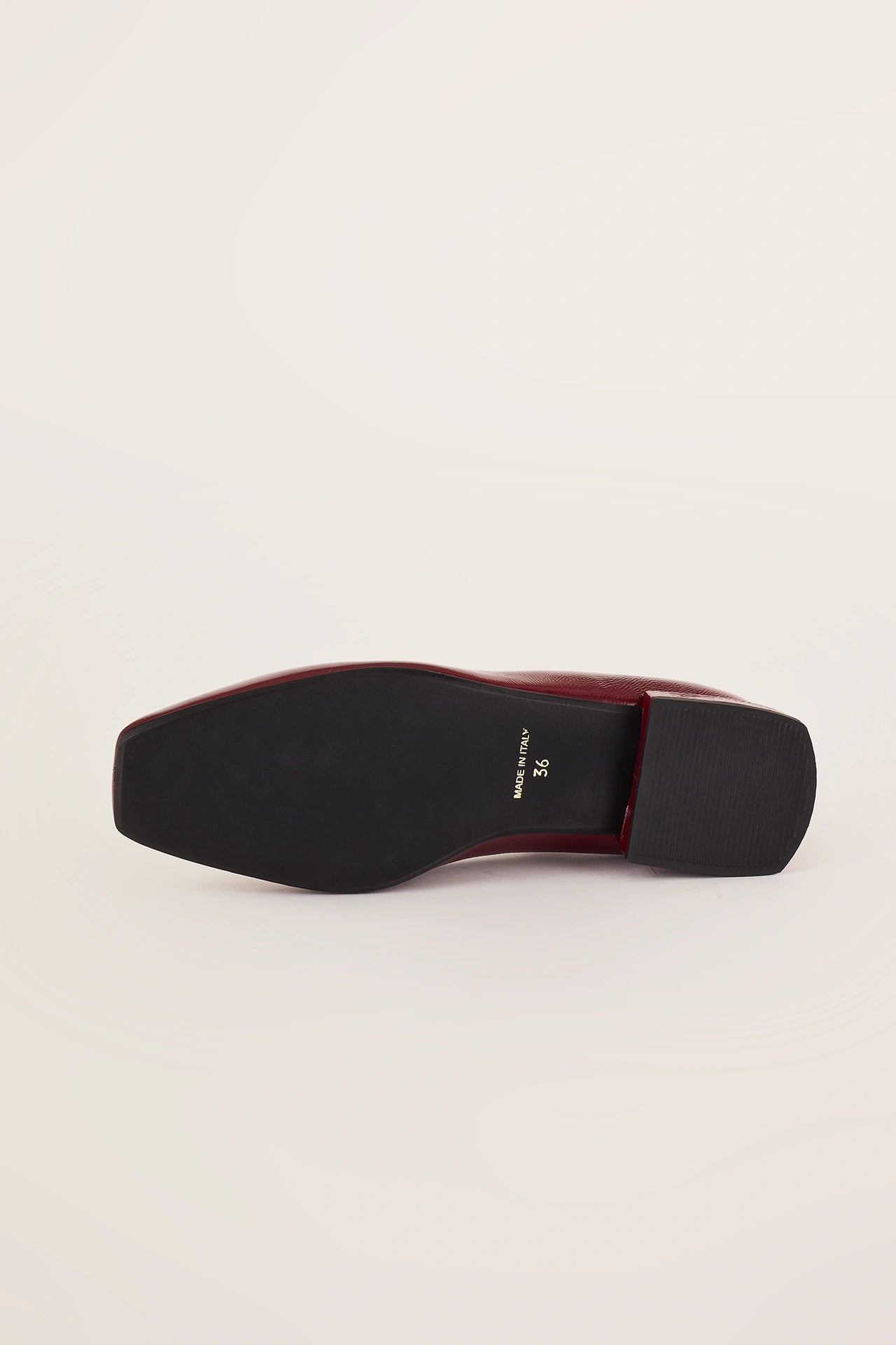 Ballerine in pelle lucida con cinturino