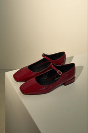 Ballerine in pelle lucida con cinturino
