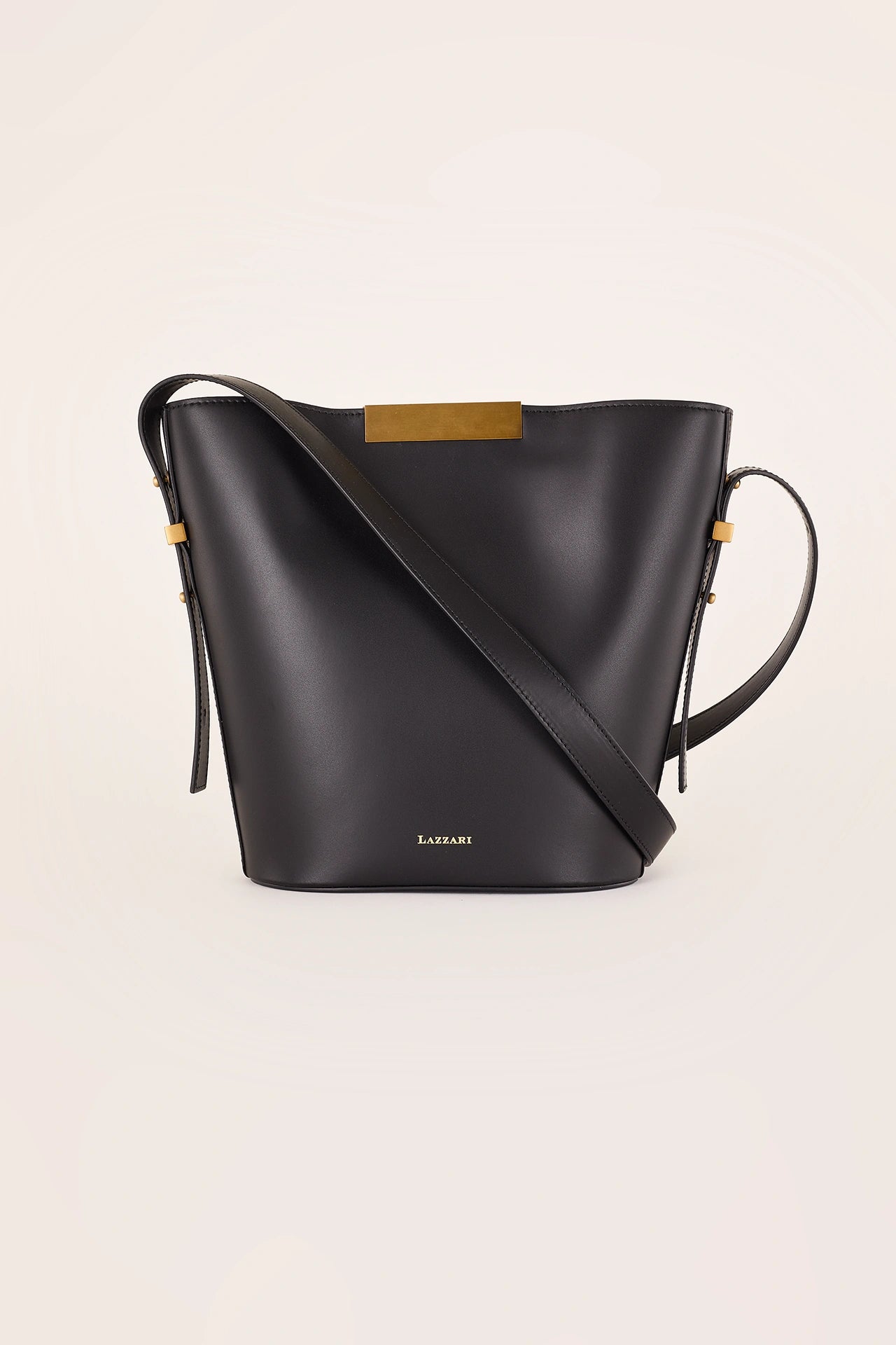 Bucket bag with magnet