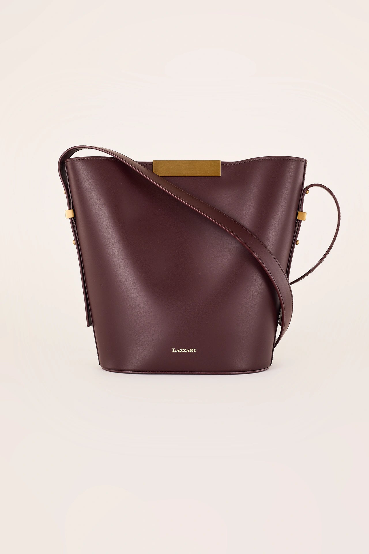 Bucket bag with magnet