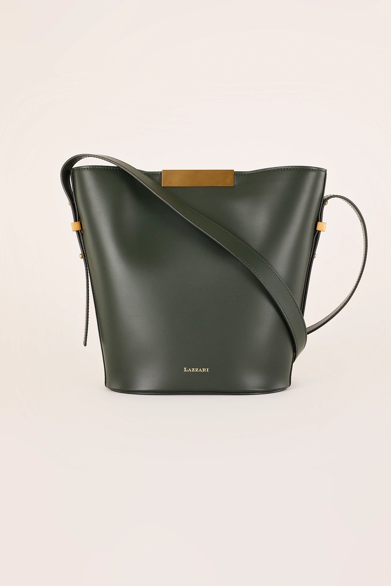 Bucket bag with magnet