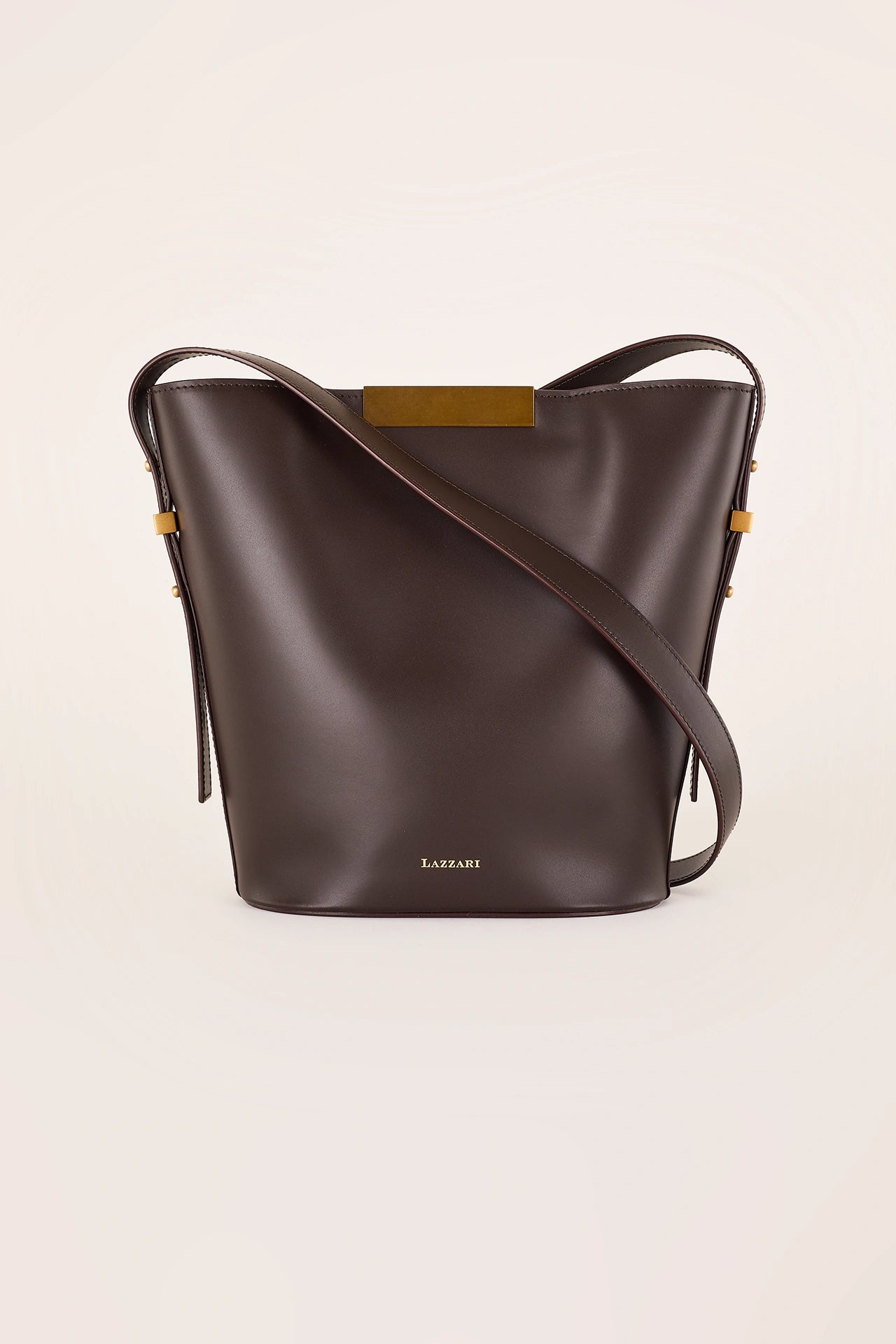 Bucket bag with magnet