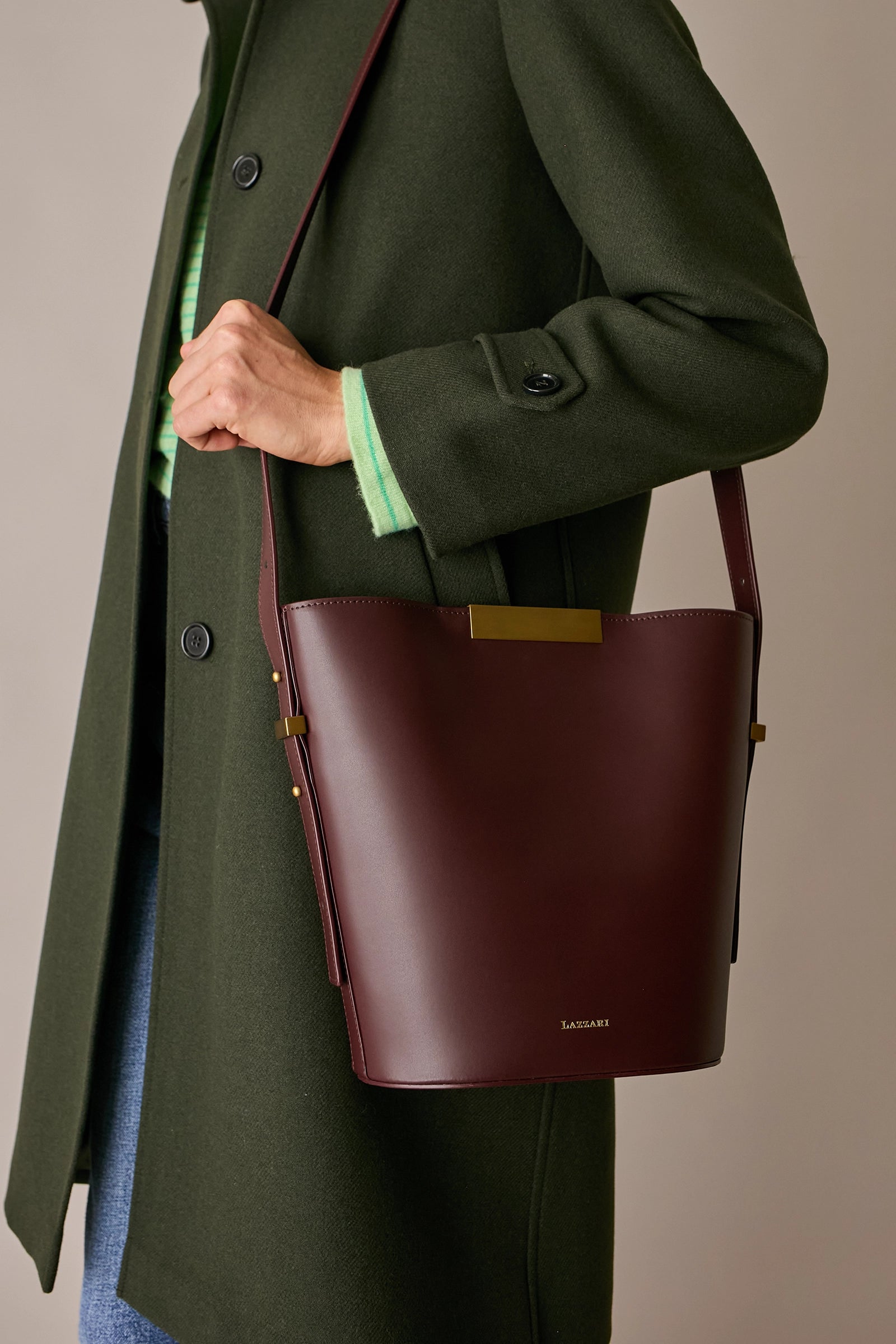 Bucket bag with magnet