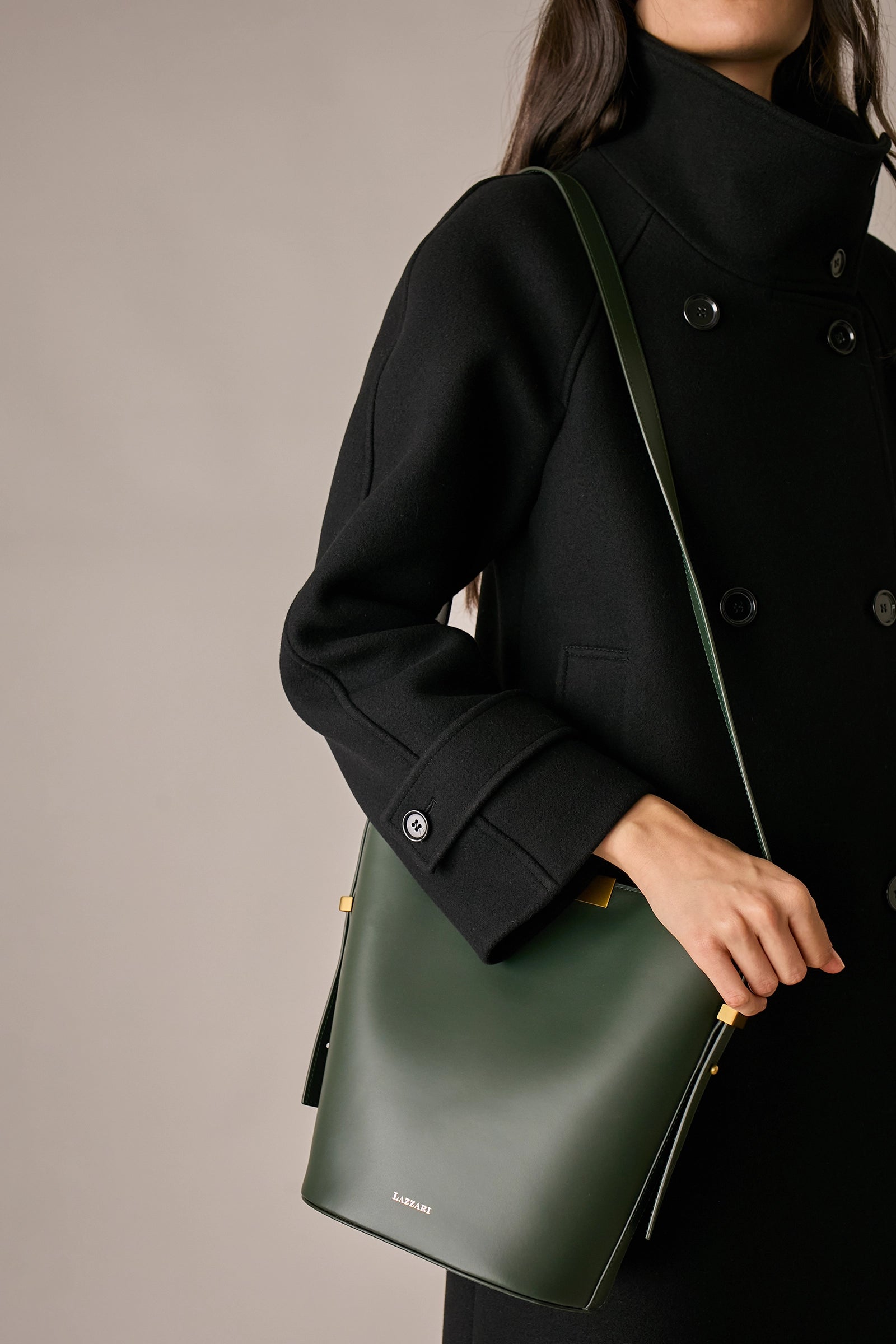 Bucket bag with magnet