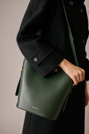 Bucket bag with magnet