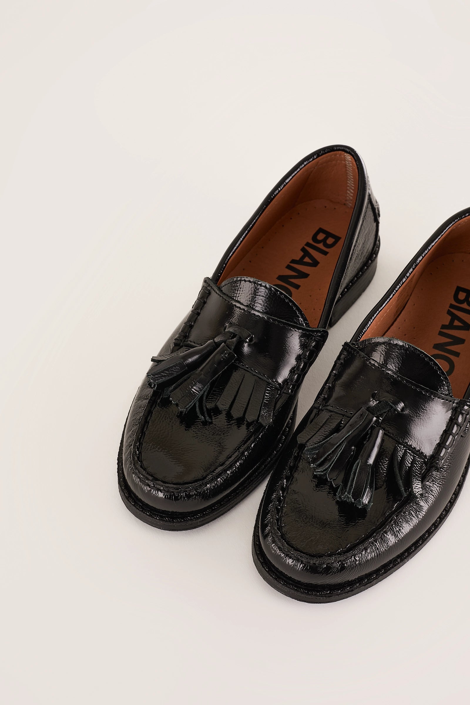 Mocassini in vernice morbida con nappine – Bianco