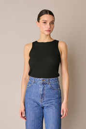 Top a costine con scollo a barchetta