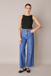 Top a costine con scollo a barchetta