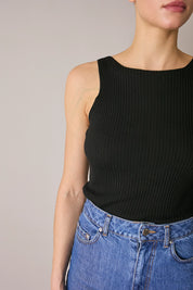 Top a costine con scollo a barchetta