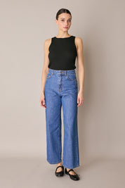 Top a costine con scollo a barchetta