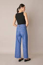 Top a costine con scollo a barchetta