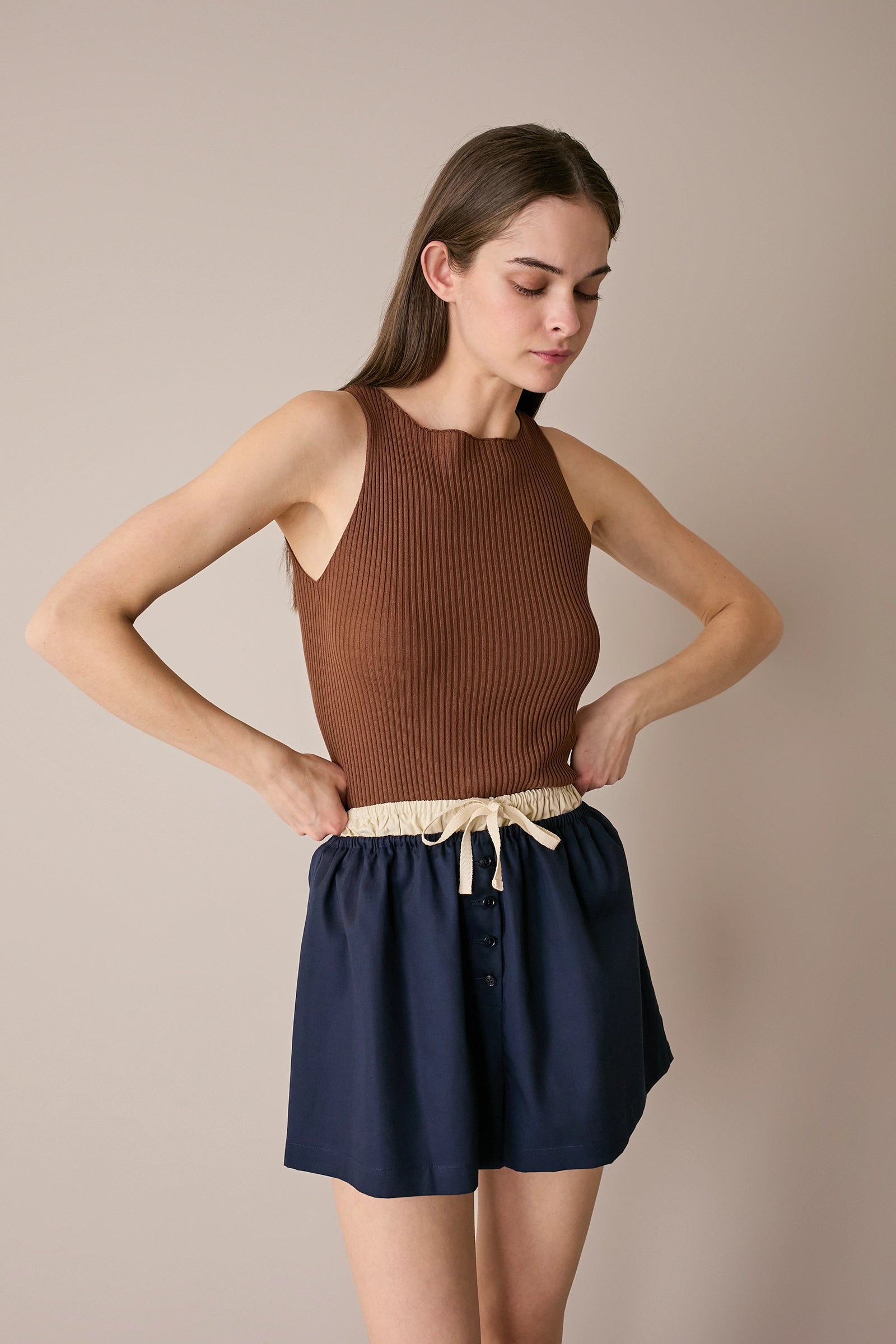 Top a costine con scollo a barchetta