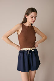 Top a costine con scollo a barchetta
