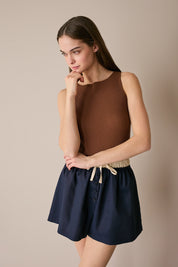 Top a costine con scollo a barchetta