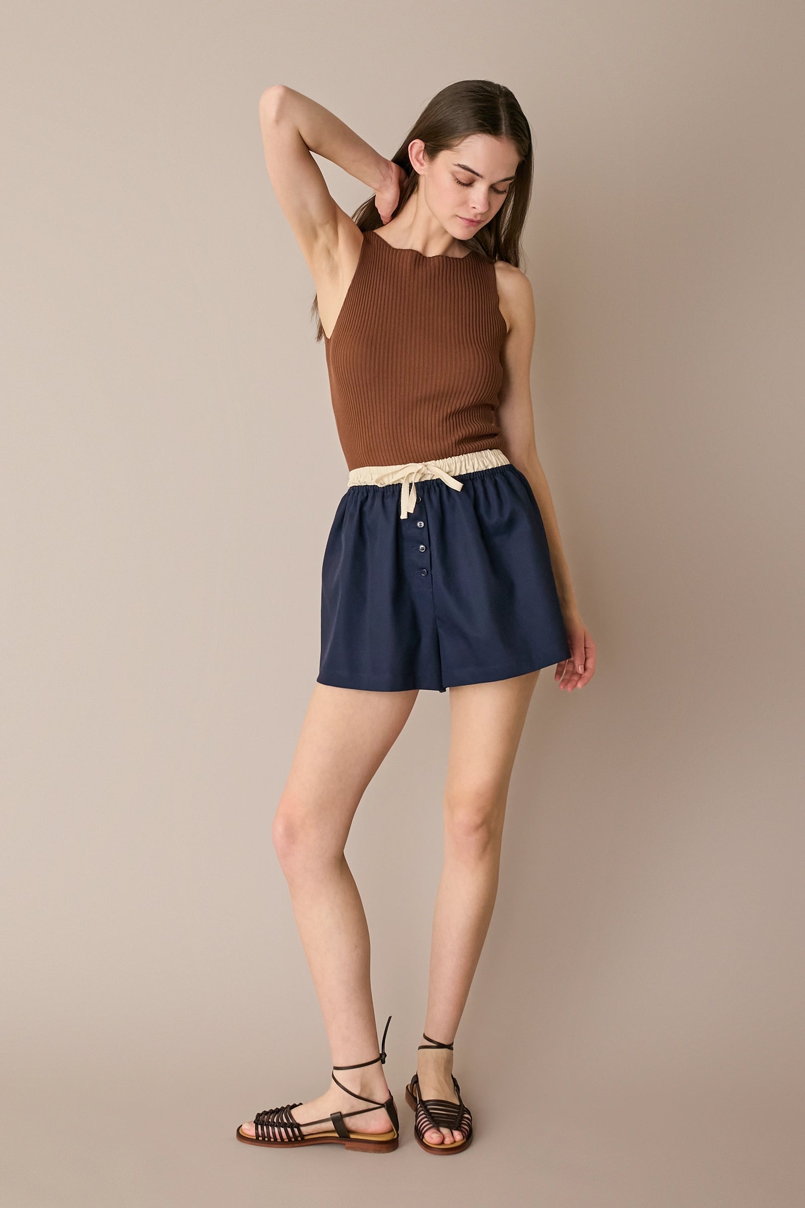 Top a costine con scollo a barchetta