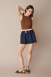 Top a costine con scollo a barchetta