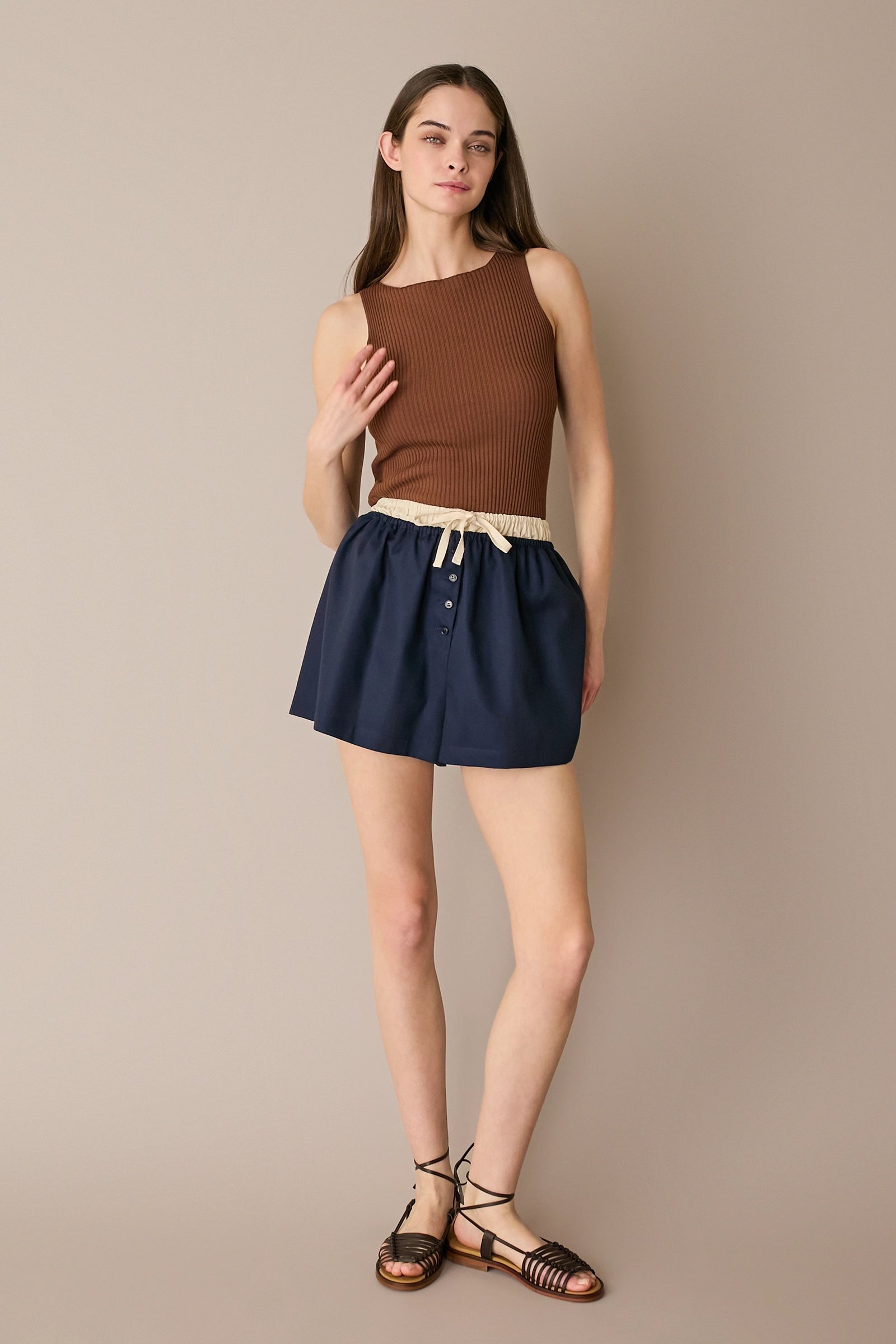 Top a costine con scollo a barchetta