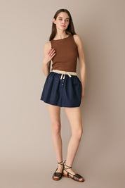 Top a costine con scollo a barchetta