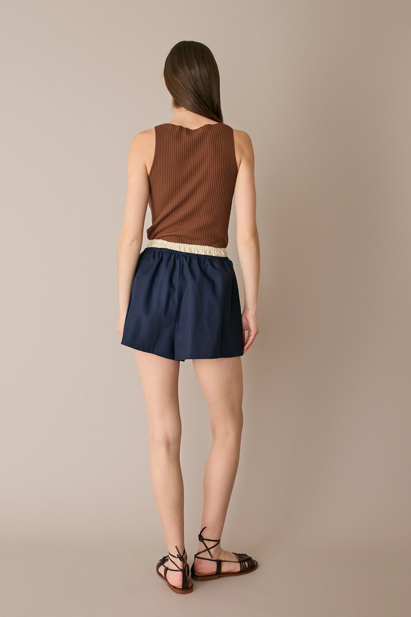 Top a costine con scollo a barchetta