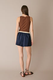 Top a costine con scollo a barchetta