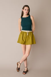 Top a costine con scollo a barchetta