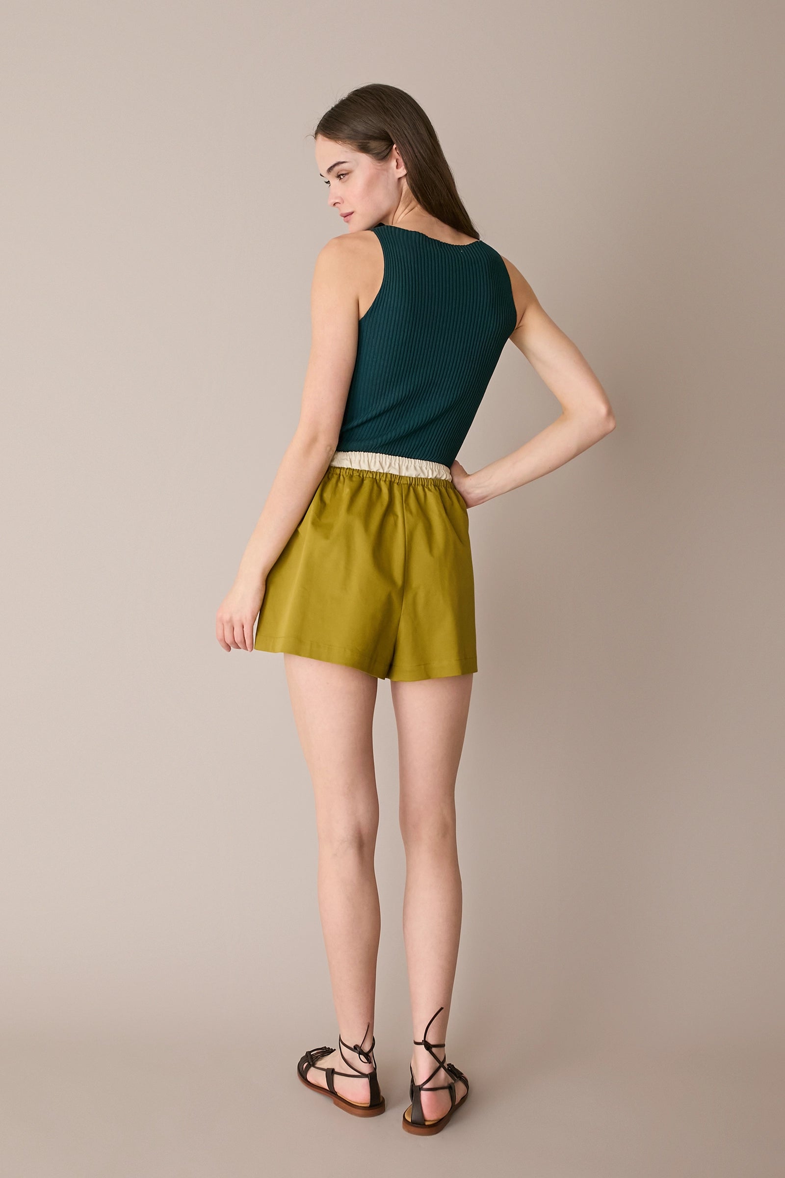 Top a costine con scollo a barchetta