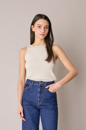 Top a costine con scollo a barchetta