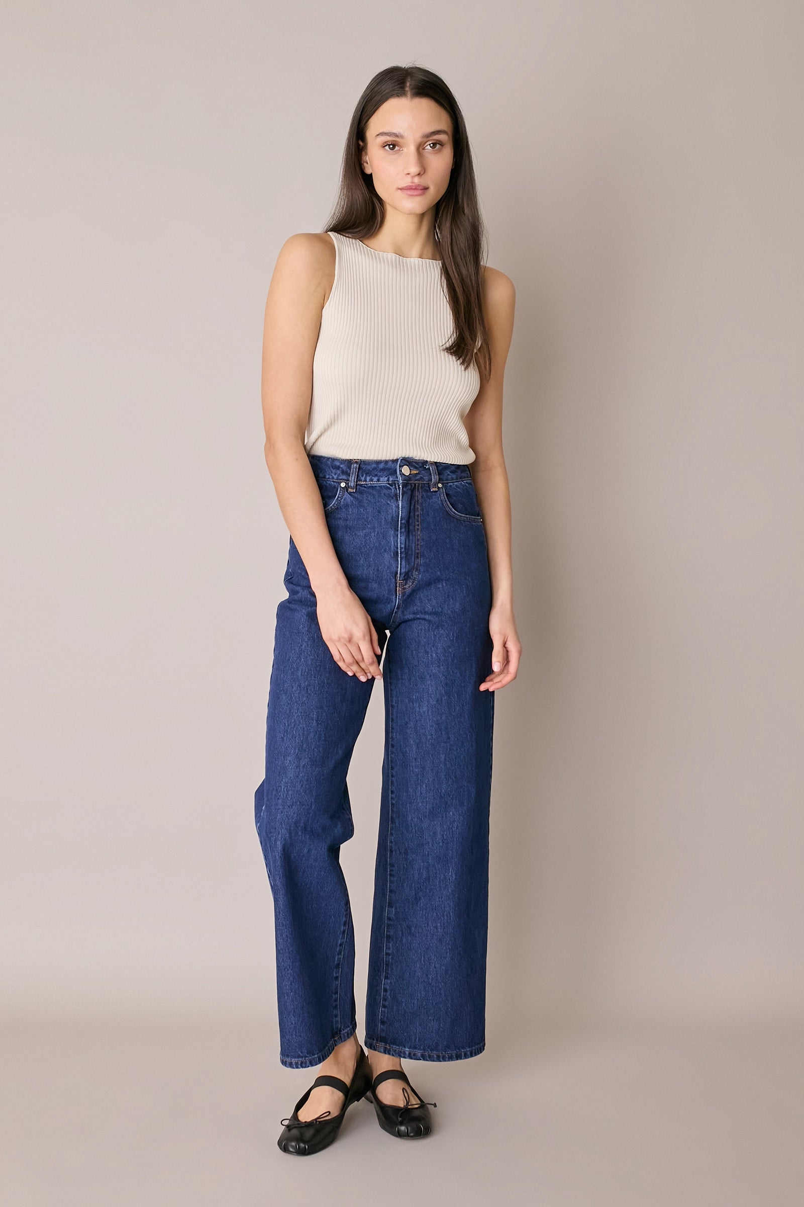 Top a costine con scollo a barchetta