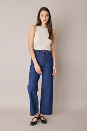 Top a costine con scollo a barchetta