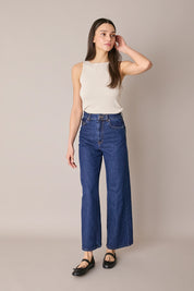 Top a costine con scollo a barchetta