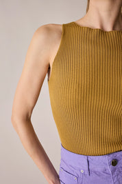 Top a costine con scollo a barchetta