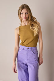 Top a costine con scollo a barchetta