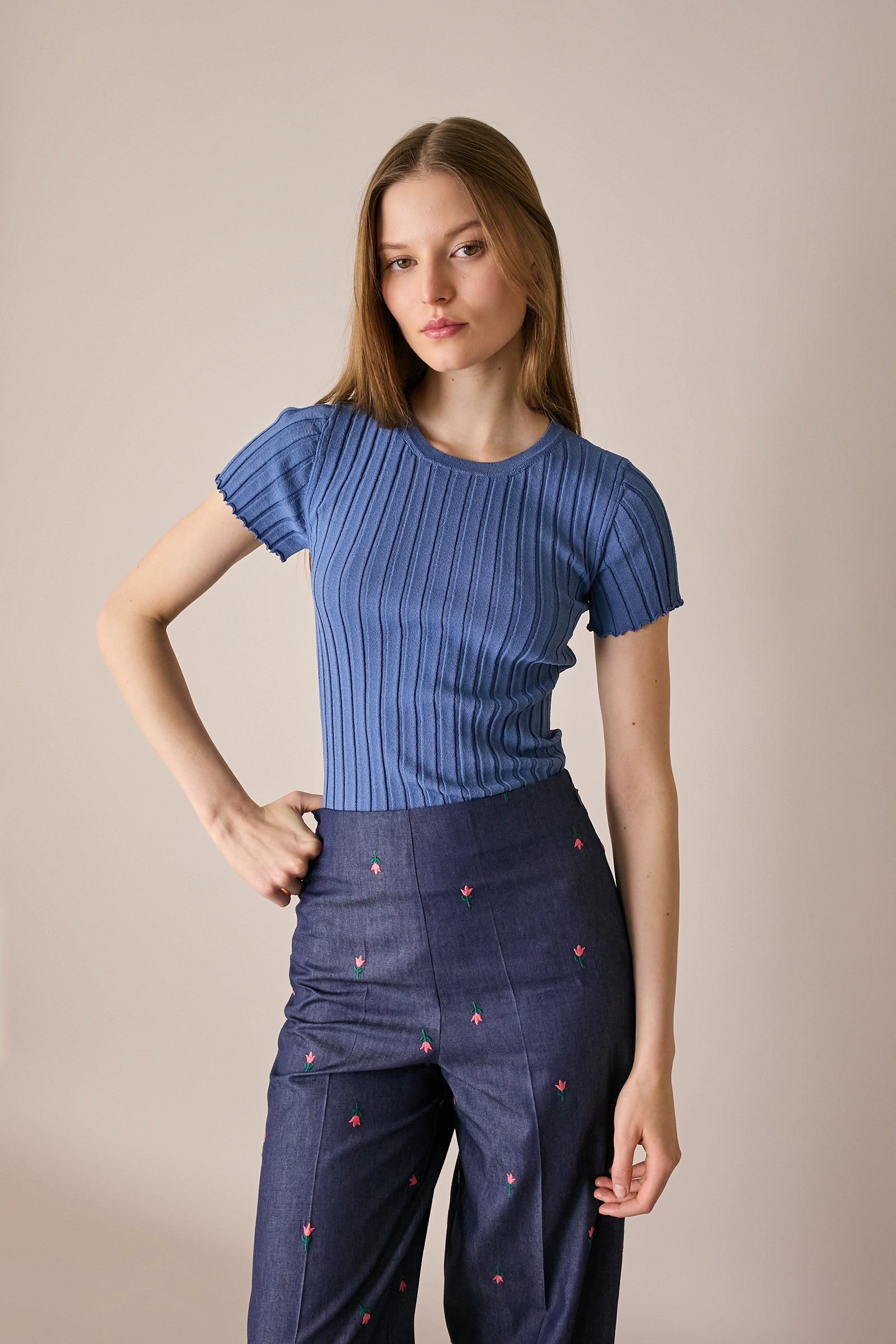 Maglia a costine con bordi arricciati