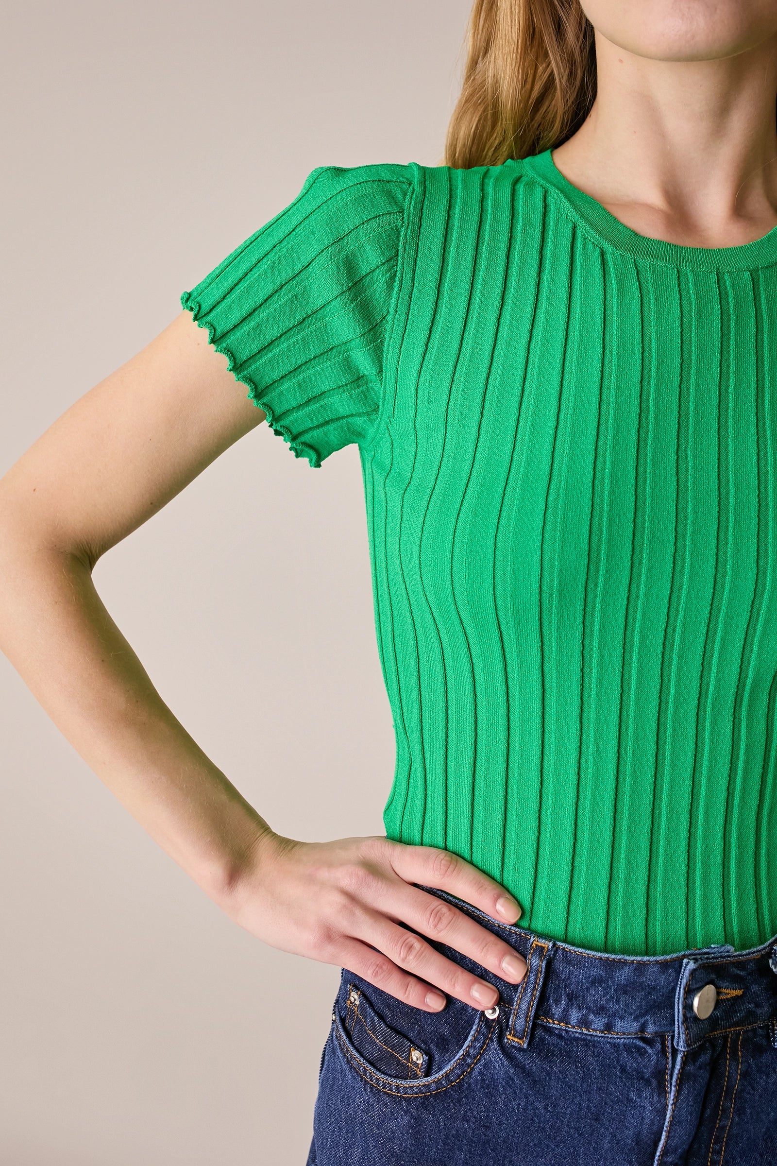 Maglia a costine con bordi arricciati