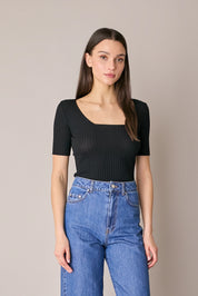 Maglia a costine con scollo quadrato