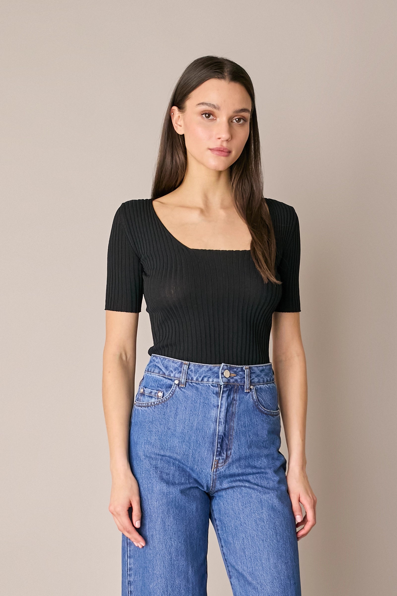 Maglia a costine con scollo quadrato