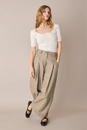 Maglia a costine con scollo quadrato