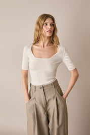 Maglia a costine con scollo quadrato