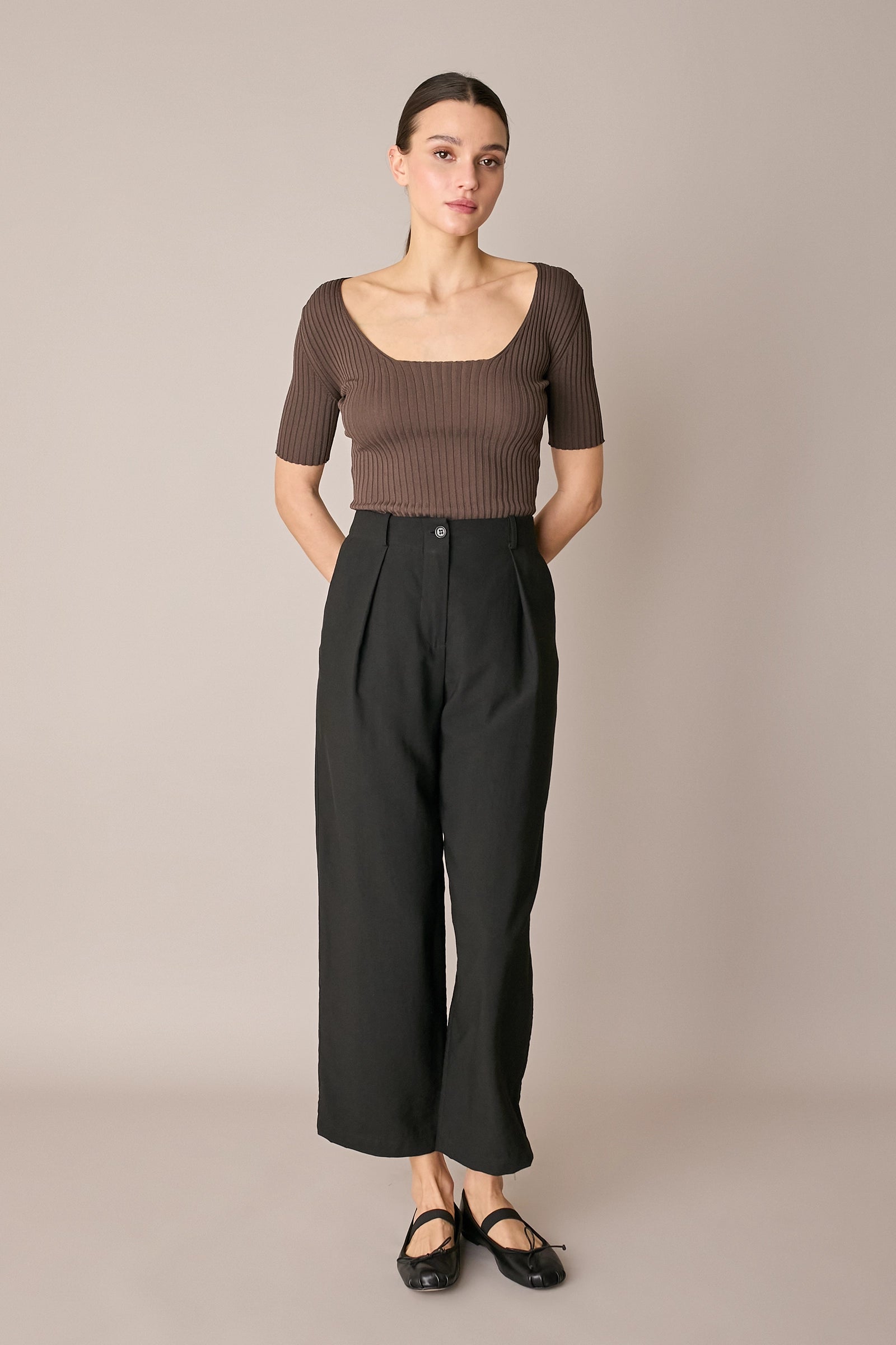 Maglia a costine con scollo quadrato