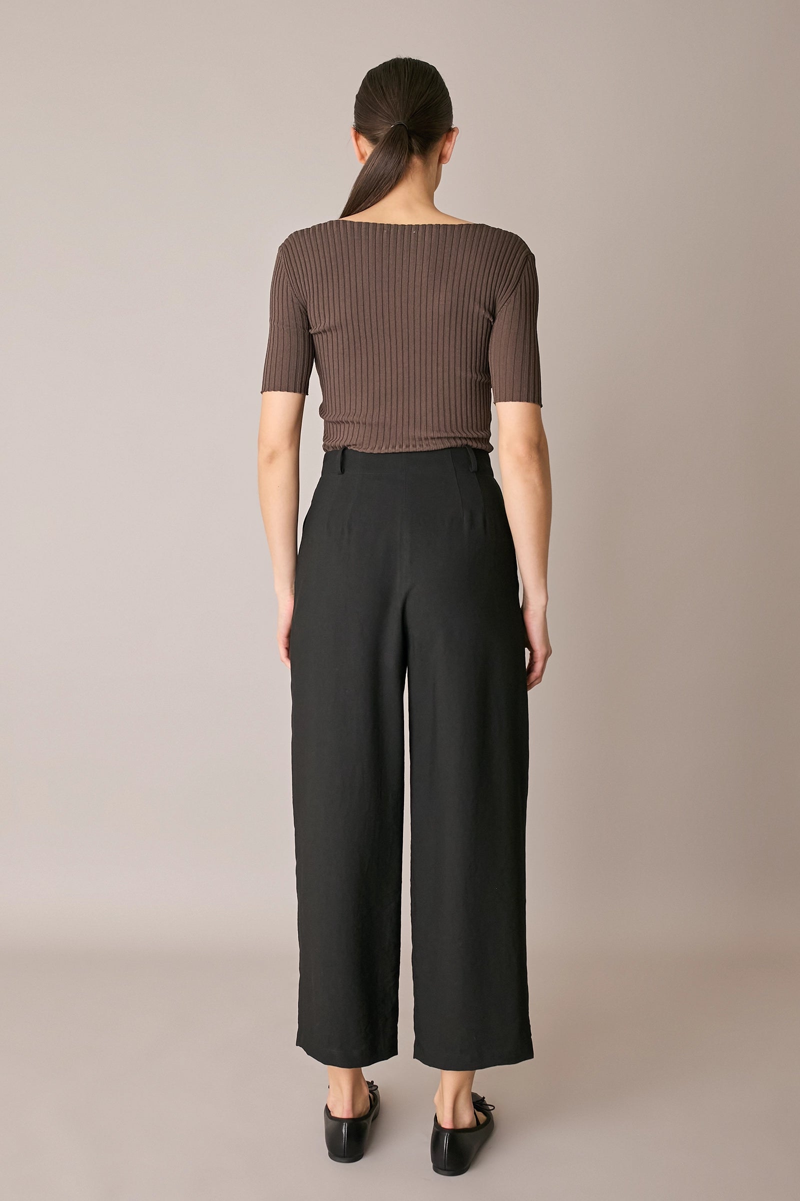 Maglia a costine con scollo quadrato